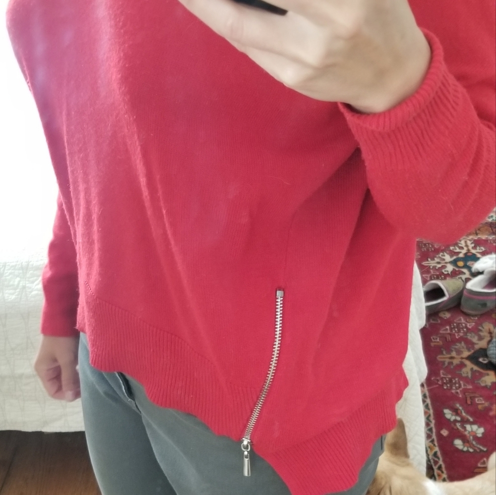 Red Bisou Bisou highlow Vneck